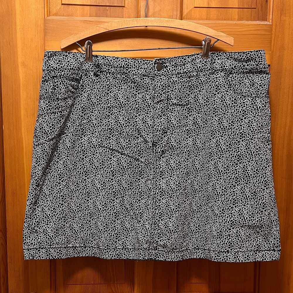Croft&Barrow Black and White Patterned Skort